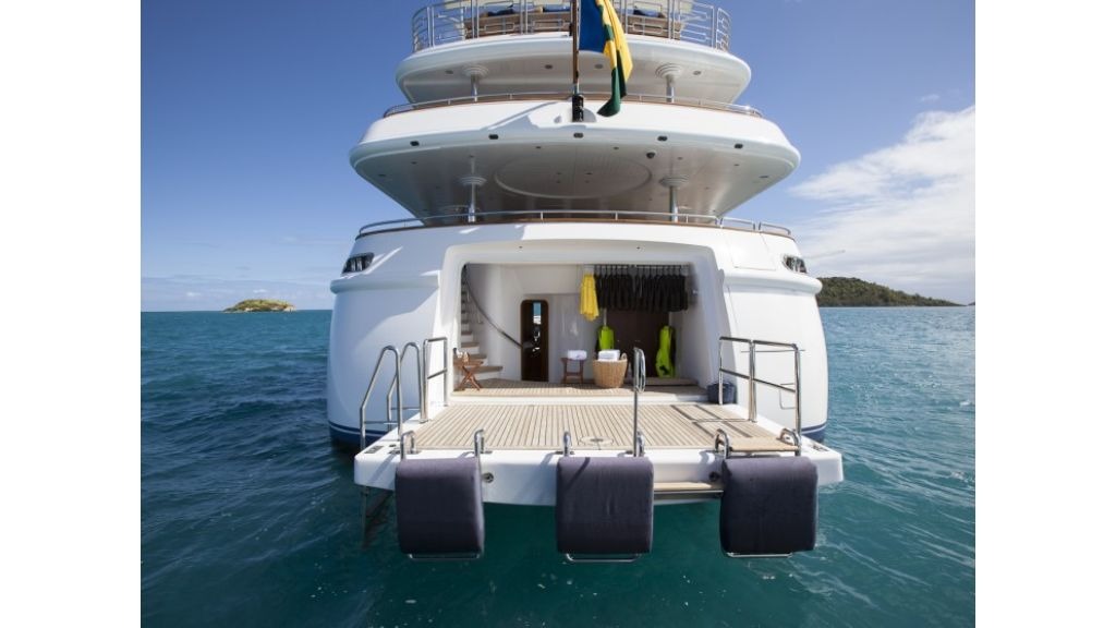 yacht-starfire-swim-deck1-1024-576